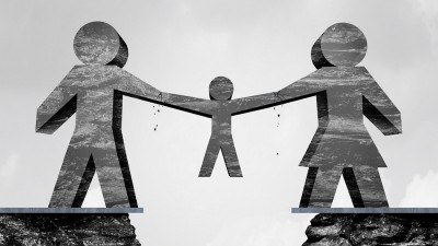 Can a father directly raise children under 36 months of age after divorce?