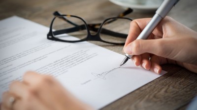 Can public employees conclude a Labor Contract with other businesses?